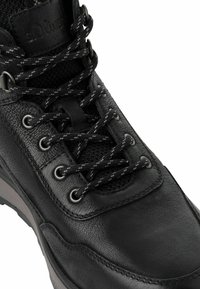 Schwarzer Schnürstiefel mit einem strukturierten Leder-Obermaterial, Mesh-Einsatz und kontrastierenden schwarz-grauen Schnürsenkeln. Verfügt über Metallösen und eine gepolsterte Sohle.