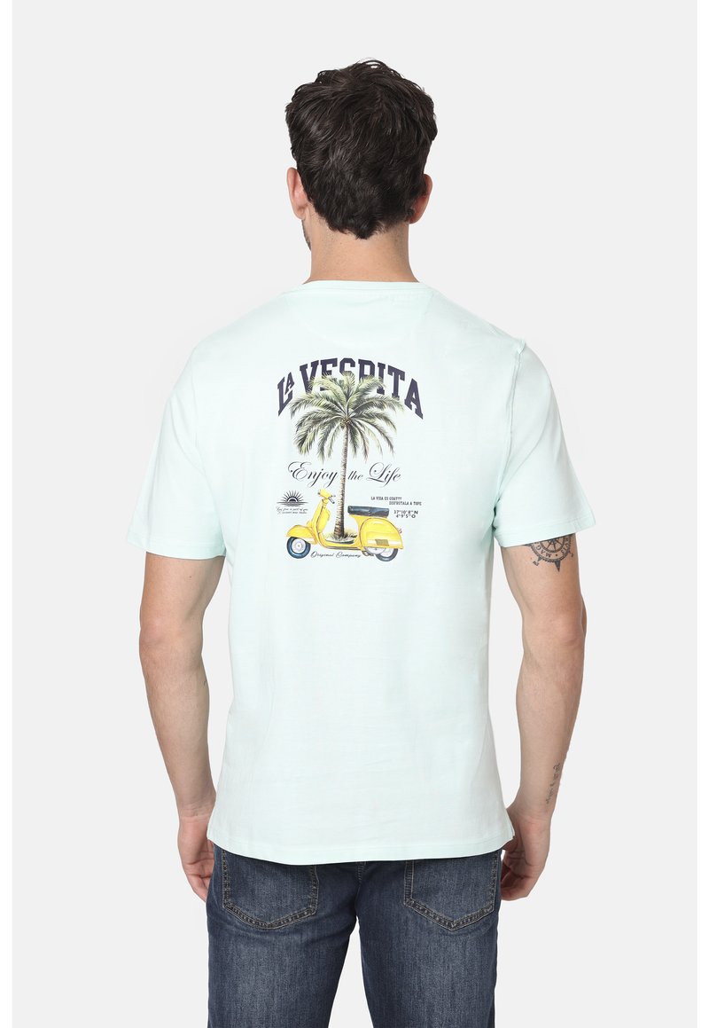 Camiseta de algodón verde menta clara con un diseño impreso que presenta una palmera, un scooter y el texto "LA VESPA" y "Disfruta de la Vida" en la parte posterior.