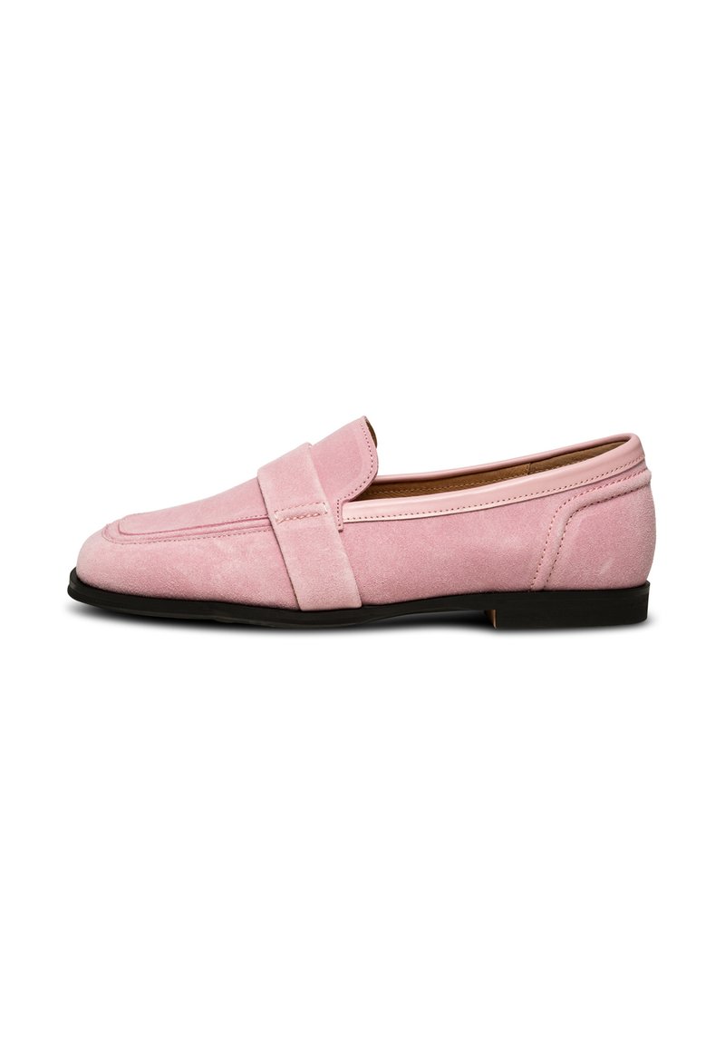 Mocassini in suede rosa con suola nera piatta, caratterizzati da una ampia fascetta sulla parte superiore, texture liscia e un sottile dettaglio di cucitura.