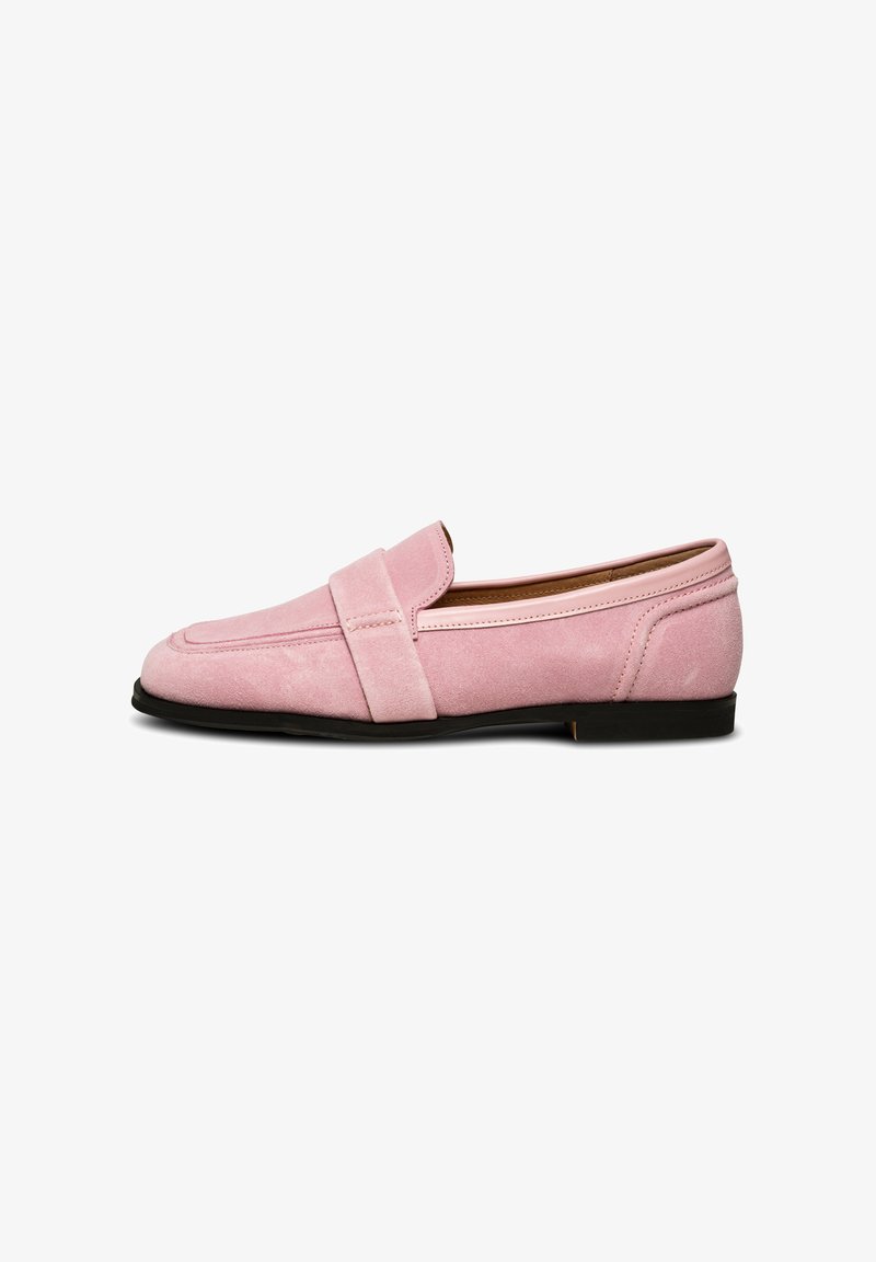 Mocassini in suede rosa con suola nera piatta, caratterizzati da una ampia fascetta sulla parte superiore, texture liscia e un sottile dettaglio di cucitura.