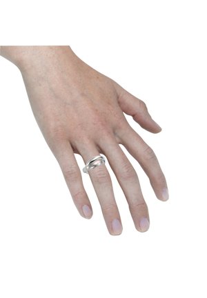 Silberner Ring mit einem glatten, abgerundeten Design, bestehend aus zwei miteinander verflochtenen Bändern, gezeigt an einer Hand mit natürlichen Nägeln vor einem weißen Hintergrund.
