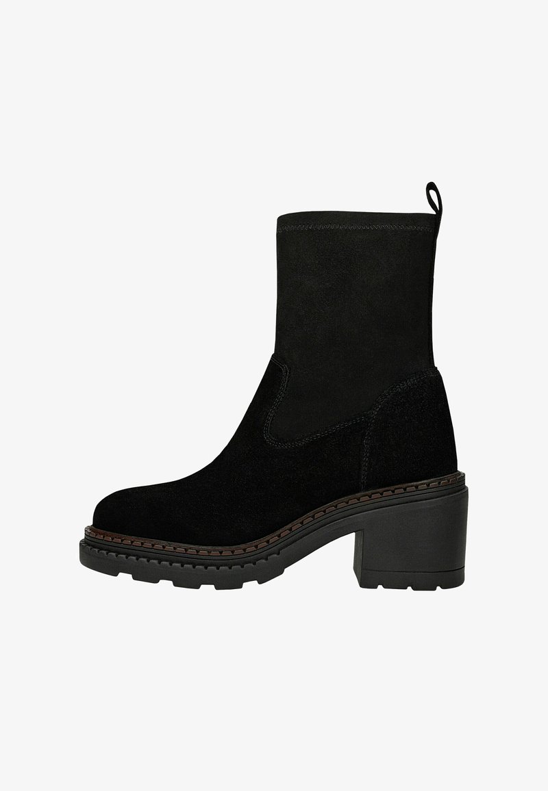 Czarny zamszowy botek na kostkę z blokowym obcasem, teksturowaną cholewką i elastycznymi panelami po bokach. Posiada solidną podeszwę z bieżnikiem i pętelkę do łatwego zakładania.