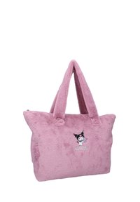 Pehmeä vaaleanpunainen pörröinen käsilaukku, jossa on kaksi kahvaa, ja jossa on pieni brodeerattu hahmo mustilla korvilla sekä "KUROMI"-teksti.