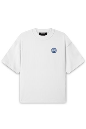 Witte katoenen T-shirt met korte mouwen, uitgerust met een klein blauw cirkelvormig logo op de linkerkant van de borst, met een gladde textuur en een relaxte pasvorm.