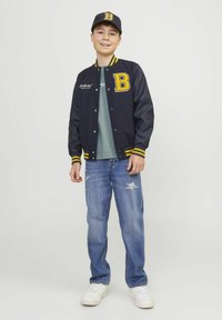 Jack & Jones Junior JORVESTERBRO SS CREW NECK NOOS - Apdrukāts T-krekls - grün