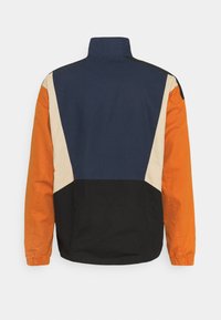 Giacca con color block che presenta pannelli blu navy, arancio, nero e crema. Progettata con colletto alto e polsini elasticizzati.