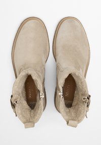 Beige suède enkellaarsjes met een zachte binnenvoering, ronde neus, zijritsen en een gestructureerde buitenzool. Antislip rubberen zool.