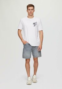 QS MIT BRUST - T-Shirt print - weiß