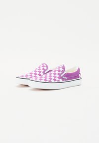 Lila és fehér sakktáblás slip-on cipők, gumitalppal, párnázott belsővel és logós címkével az oldalán.