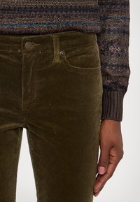 Lauren Ralph Lauren STRETCH CORDUROY STRAIGHT TROUSER - Pantaloni - botanic green