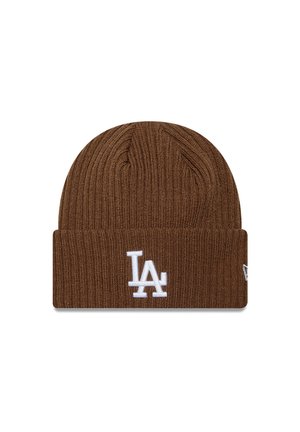 Bonnet en tricot côtelé marron avec logo LA blanc brodé sur le revers, isolé sur fond blanc.