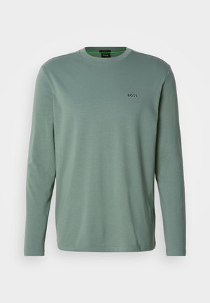 Tricou cu mânecă lungă, de culoare verde deschis, confecționat dintr-un material moale. Prezintă un gât rotund și un mic logo "BOSS" brodat pe piept.