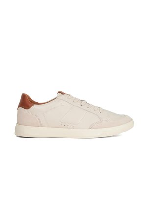 Trainers - white