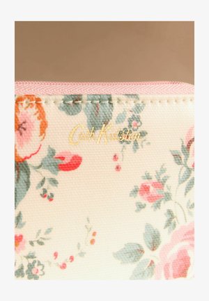 Virágos textil tasak rózsaszín cipzárral, pasztell rózsákkal és zöld levelekkel díszítve, valamint arany "Cath Kidston" logóval a felső szél közelében.