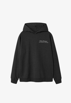 Donkergrijze hoodie met een voorzak in kangoeroestijl, met witte tekst: "Porte d'Auteuil 48°50'52.89"N 2°15'31.50"E." Zachte stof en geribbelde boorden.