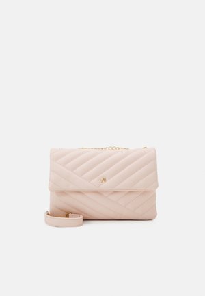 Sac bandoulière matelassé rose clair avec couture diagonale, chaîne dorée et petit logo doré sur le rabat avant.