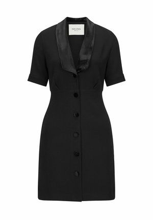 Zwart kortemouwen jurk met een satijnen sjawl-kraag, knopen voor sluiting en een aansluitende silhouet met een rechte rok.