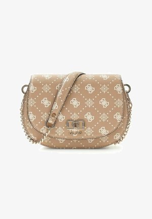 Sac bandoulière beige avec motif floral blanc et logo, bandoulière chaîne dorée, et fermoir en métal gravé du nom de la marque GUESS.