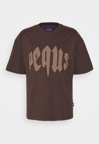 Brun bomulds T-shirt med korte ærmer, med stor beige tekst "pequs" trykt over brystet. Crew neck design.