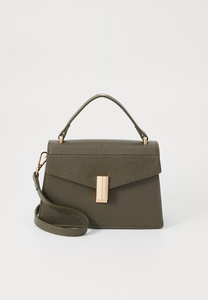 Bolsa pequena verde oliva com um design estruturado, apresentando uma alça superior, uma alça de ombro destacável e um fecho frontal em tom dourado.
