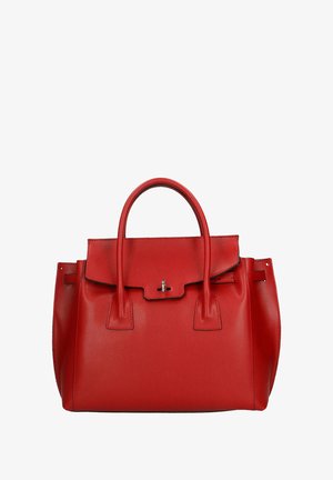 Sac à main en cuir rouge avec une forme structurée, des poignées supérieures et une fermeture à rabat avec un détail en métal argenté. Surface texturée avec un grain visible.
