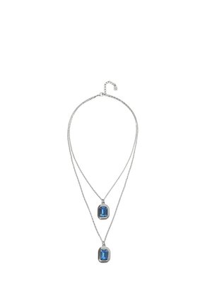 Collar de doble cadena de plata con dos piedras preciosas azules rectangulares, un colgante un poco más corto que el otro, diseño minimalista.