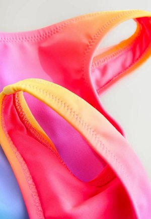 Wielokolorowy top bikini w odcieniu różowym i żółtym w ombre. Posiada cienkie ramiączka, gładką teksturę oraz widoczne szwy wzdłuż krawędzi.