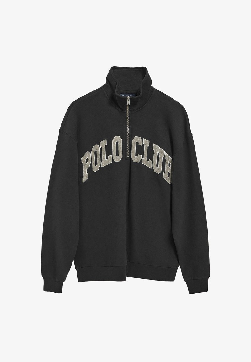 Schwarzes Sweatshirt mit hohem Kragen und Halbreißverschluss. Auf der Vorderseite steht "POLO CLUB" in hellgrauen Blockbuchstaben. Aus weichem Baumwollmaterial.