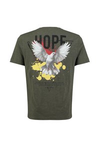 Camiseta de algodón verde oliva con un gran gráfico de una paloma blanca y la palabra "ESPERO" en negro, con acentos de salpicaduras amarillas y rojas.