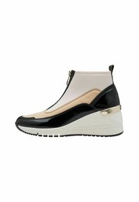 Tenisi wedge negri și bej, cu o finisare lucioasă din tot mai pate, cu închidere prin fermoar și accente texturate. Talpa este albă, cu un model de profil.