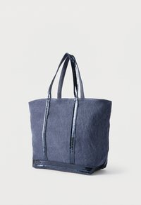 Τσάντα tote από σκούρο μπλε ύφασμα με λαμπερές μαύρες παγιέτες. Διαθέτει ανθεκτικές διπλές λαβές και ευρύχωρο σχεδιασμό, κατάλληλη για καθημερινή χρήση.