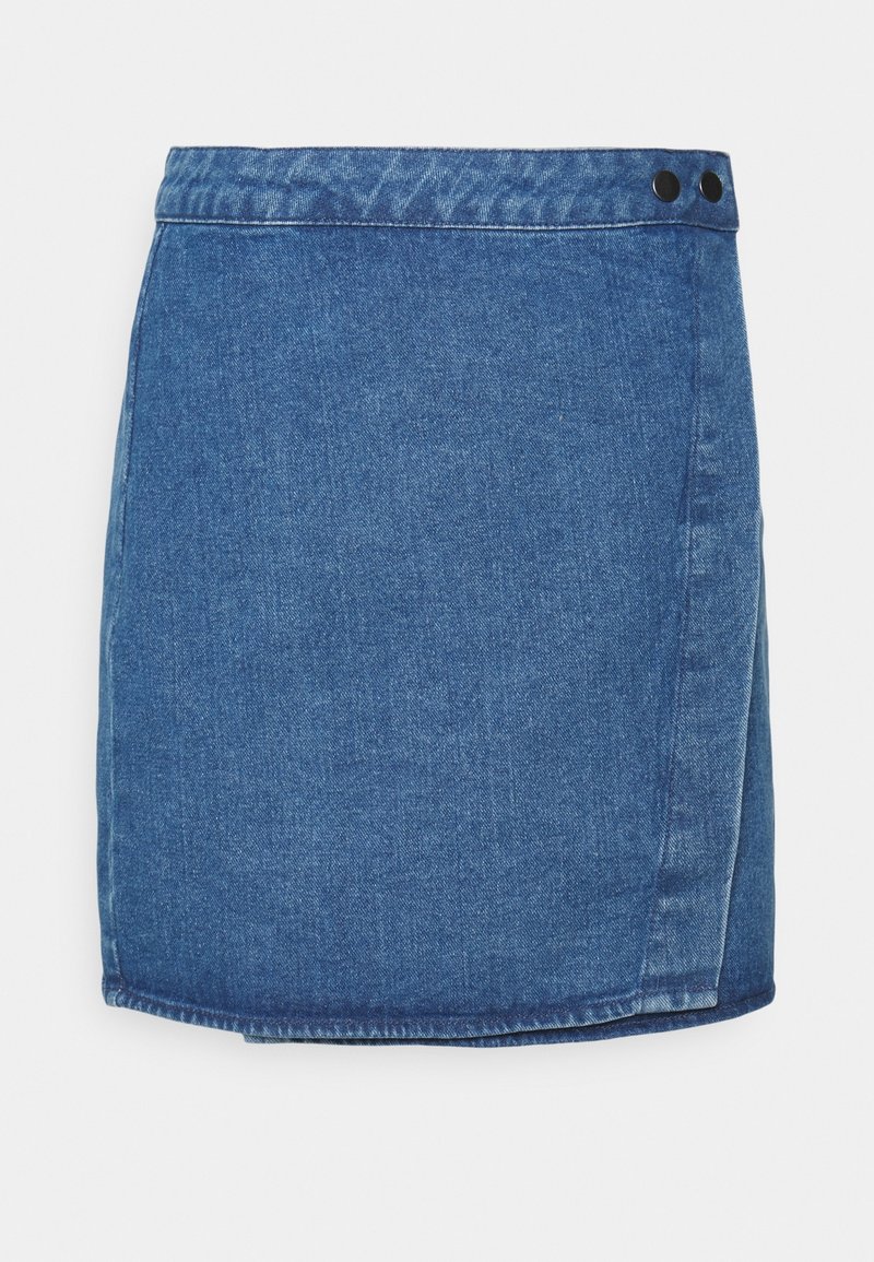 Mini-jupe en denim bleu avec un design portefeuille, deux boutons-pression noirs à la taille et des coutures visibles.
