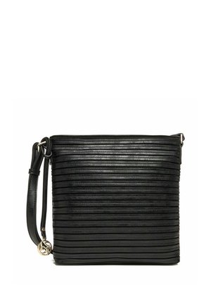 Czarna torba na ramię z poziomymi, fakturowanymi paskami i regulowanym paskiem na ramię z małym, okrągłym złotym zawieszką.