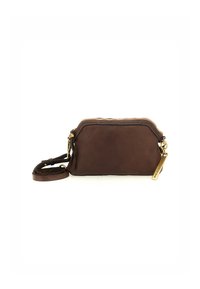 Clutch bag in pelle marrone con chiusura a zip, tracolla removibile e dettagli in metallo dorato. Superficie testurizzata con cuciture decorative.