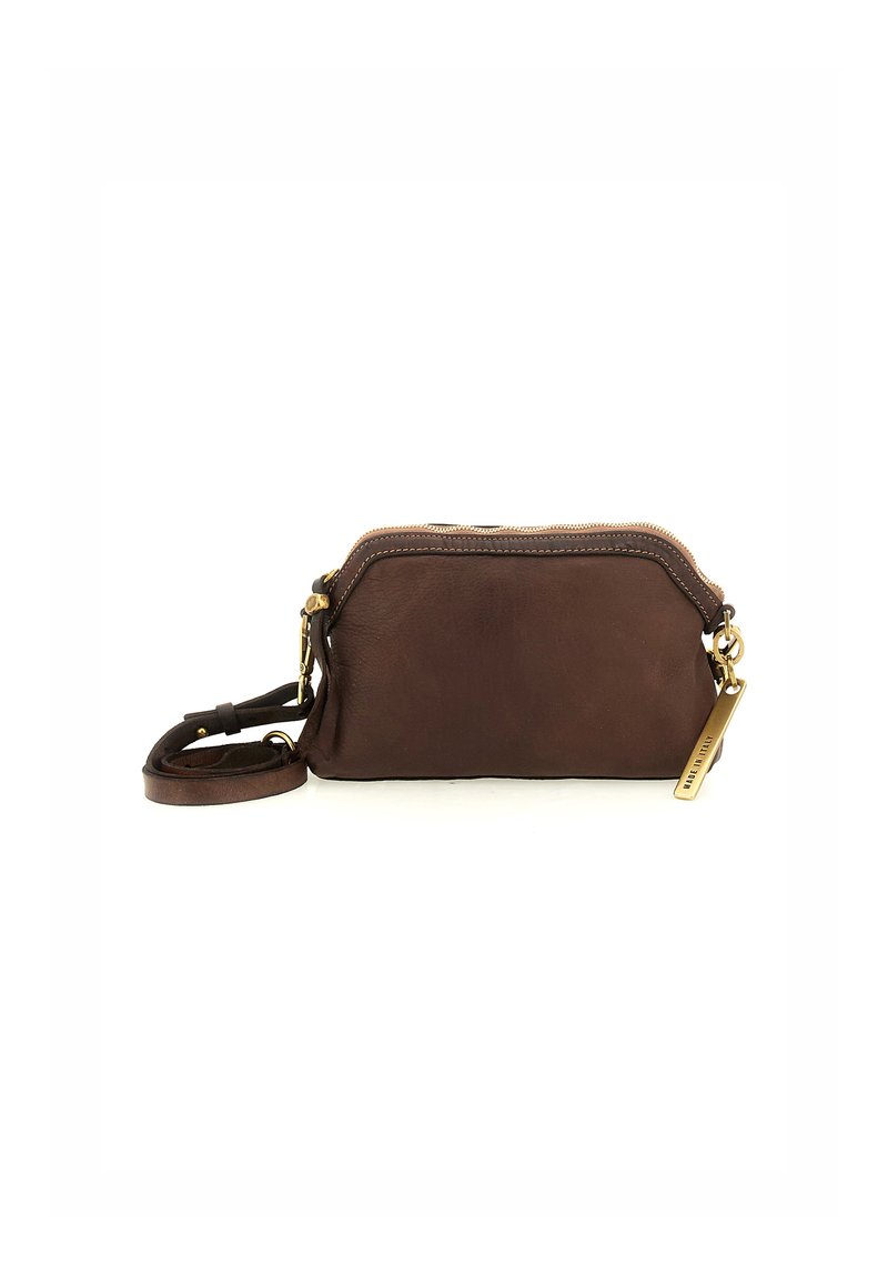 Clutch bag in pelle marrone con chiusura a zip, tracolla removibile e dettagli in metallo dorato. Superficie testurizzata con cuciture decorative.