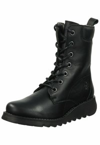Bottines en cuir noir avec un bout rond, un laçage à l'avant et une semelle en caoutchouc texturée avec un motif en zigzag. Elles disposent d'une languette à l'arrière.