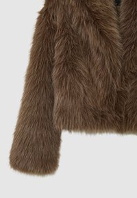 Giacca corta in pelliccia sintetica marrone con una superficie morbida e testurizzata e maniche lunghe, caratterizzata da un design spesso e voluminoso.