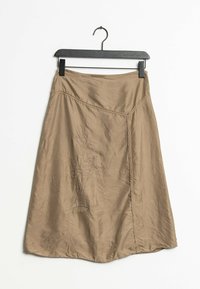 Jupe trapèze marron avec un motif floral brodé, fabriquée en tissu léger, avec une couture piquée et une ceinture pour suspendre.