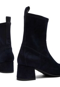 Stivaletti alla caviglia in suede blu navy con tacco largo, caratterizzati da una texture liscia e un design minimalista. Collo alto e dettagli di cucitura sottili.
