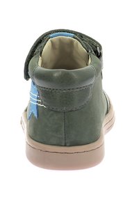 Scarpa alta verde in pelle con un morbido rivestimento beige, suola in gomma marrone, accento a stella blu e chiusura con strap in velcro.