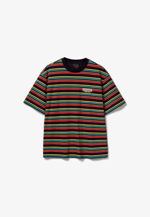 Bunt gestreiftes T-Shirt mit horizontalen Linien in Rot, Blau, Gelb und Grün auf schwarzem Hintergrund; "Stranger Things"-Logo auf der Brust.