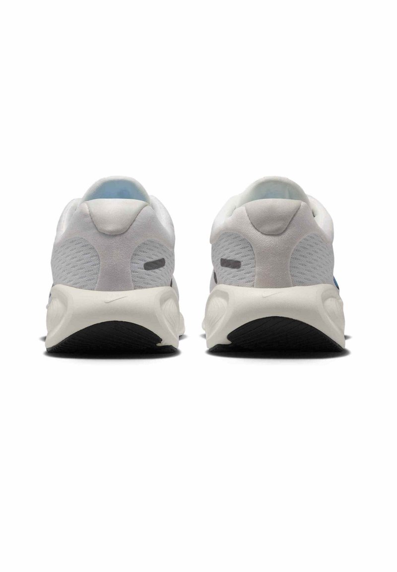 Zapatillas deportivas blancas con parte superior de malla, acentos grises, suelas acolchadas y una suela exterior texturizada negra; diseño minimalista.