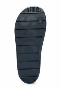 Tengerészeti gumitalp, textúrált tapadással, vízszintes barázdákkal és logó mintázattal. Lekerekített sarok, enyhe felfelé íveléssel.