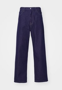 Mörkblå vida denimjeans med framfickor, bälteshällor och knappstängning i midjan, visade mot en vit bakgrund.