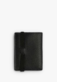 Czarny skórzany portfel o teksturowanym wykończeniu, z zamknięciem na materiałowy pasek i minimalistycznym designem. Kompaktowy prostokątny kształt.