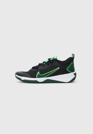 OMNI MULTI COURT UNISEX - Zapatillas de entrenamiento - black/fir/green strike