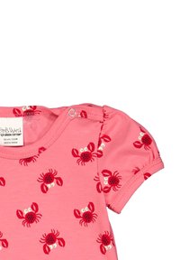Body in cotone rosa con motivi di granchi rossi. Include chiusure a scatto sulla spalla. Le maniche a palloncino aggiungono texture al design.