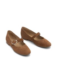 Ballerine in suede marrone con punta affusolata e una fascia con dettaglio a fibbia circolare. Tacco basso e fodera interna liscia.