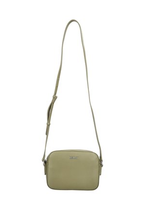 Sac à bandoulière en cuir vert avec une sangle réglable, de forme rectangulaire, texture lisse et détails logotypés en argent sur le devant.