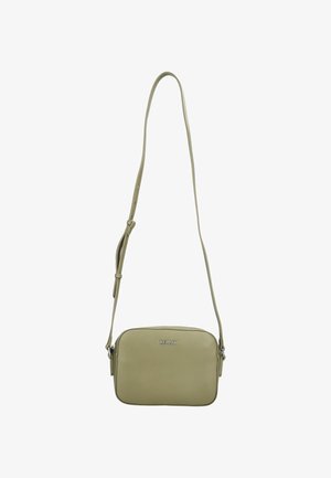 Grüne Leder-Umhängetasche mit verstellbarem Riemen, rechteckiger Form, glatter Textur und silbernem Logo-Detail auf der Vorderseite.